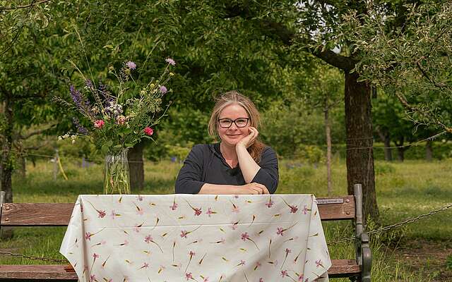 Katja Goldhahn im Alexandrowka Gartencafé