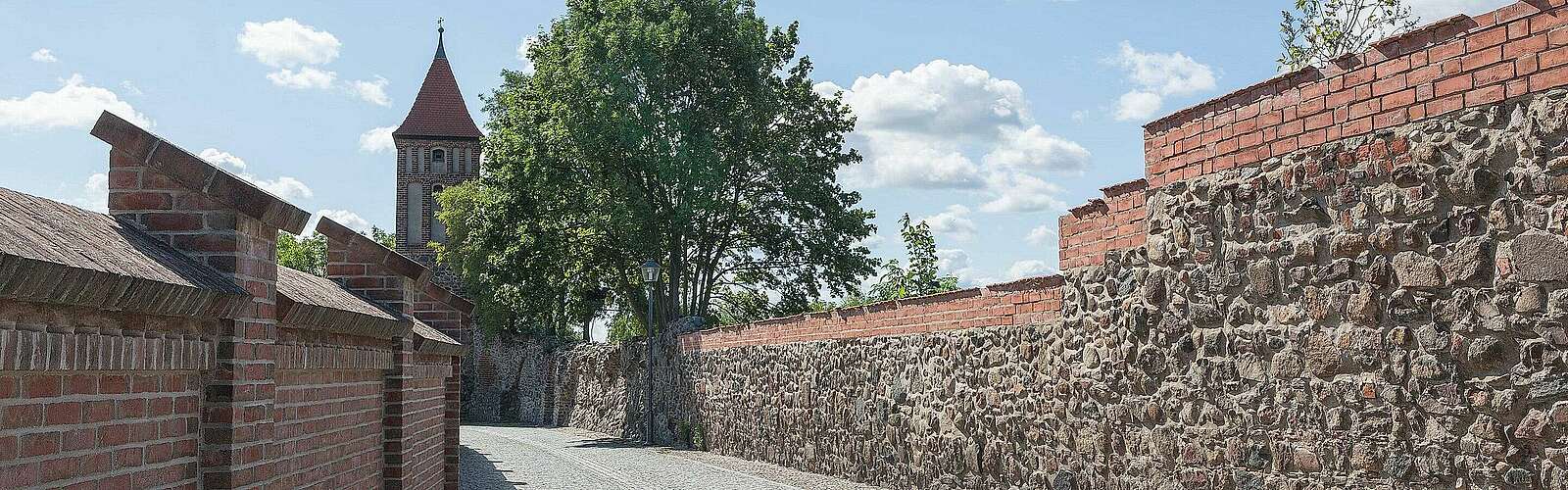 Stadtmauer von Jüterbog,
        
    

        Foto: Fotograf / Lizenz - Media Import/Steffen Lehmann