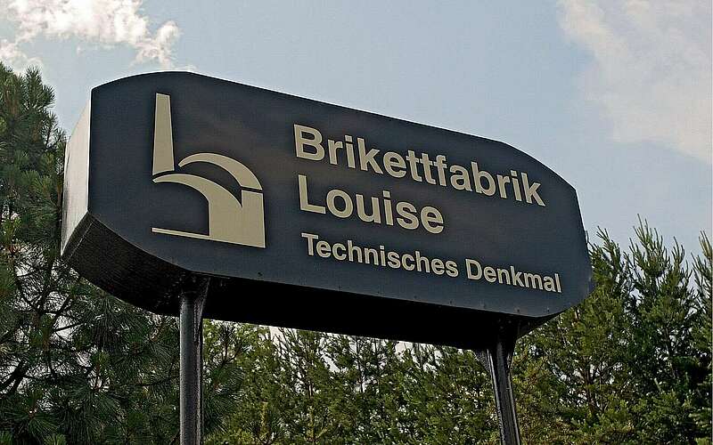 



        
            Eingangsschild zur Brikettfabrik Louise,
        
    

        Foto: Fotograf / Lizenz - Media Import/Matthias Schäfer
    