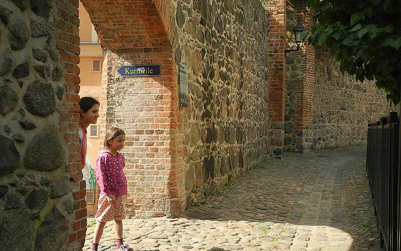 



        
            Kinder an der Stadtmauer in Templin,
        
    

        Foto: Fotograf / Lizenz - Media Import/Judith Hyams
    