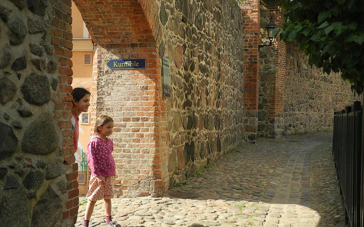 Kinder an der Stadtmauer in Templin
