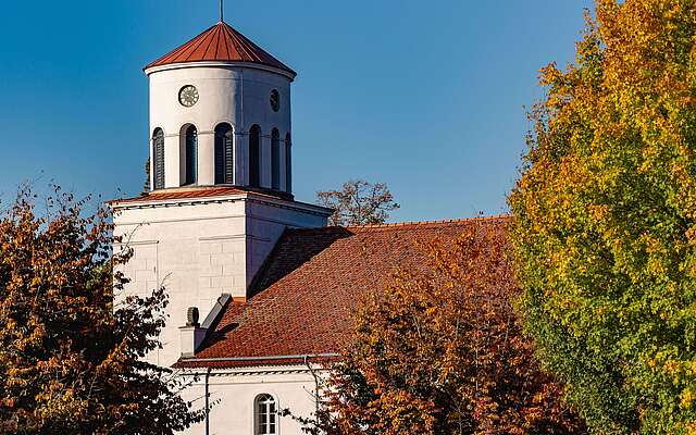 Schinkelkirche im herbstlichen Neuhardenberg