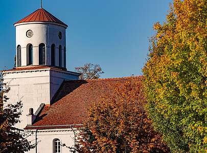 Schinkelkirche im herbstlichen Neuhardenberg