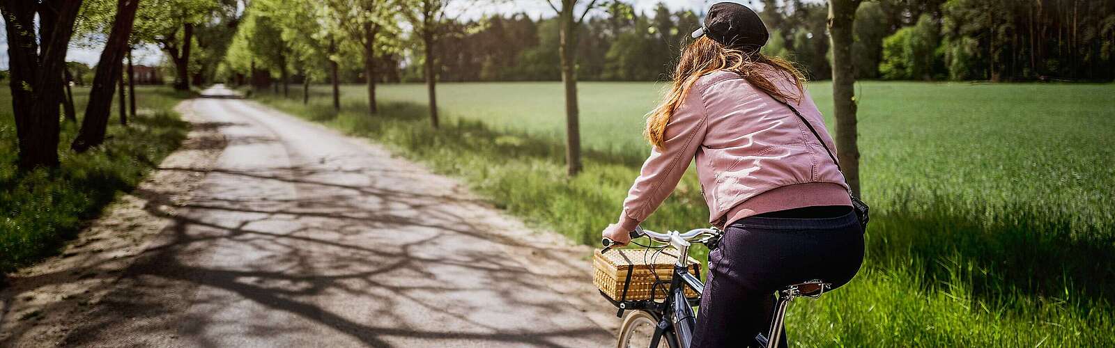 Radfahrerin im Frühling