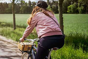 Radfahrerin im Frühling