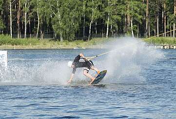Wakeboarder auf See
