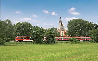 Regionalbahn vor dem Kloster Neuzelle