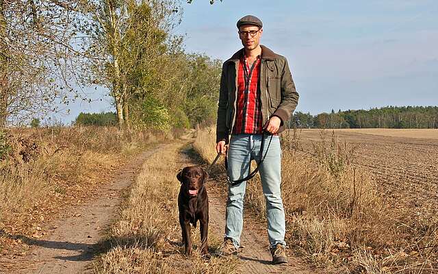 Alexander Schug auf Wanderung mit seinem Hund