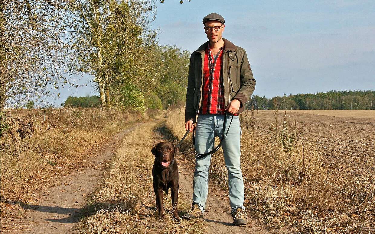 Alexander Schug auf Wanderung mit seinem Hund Otto