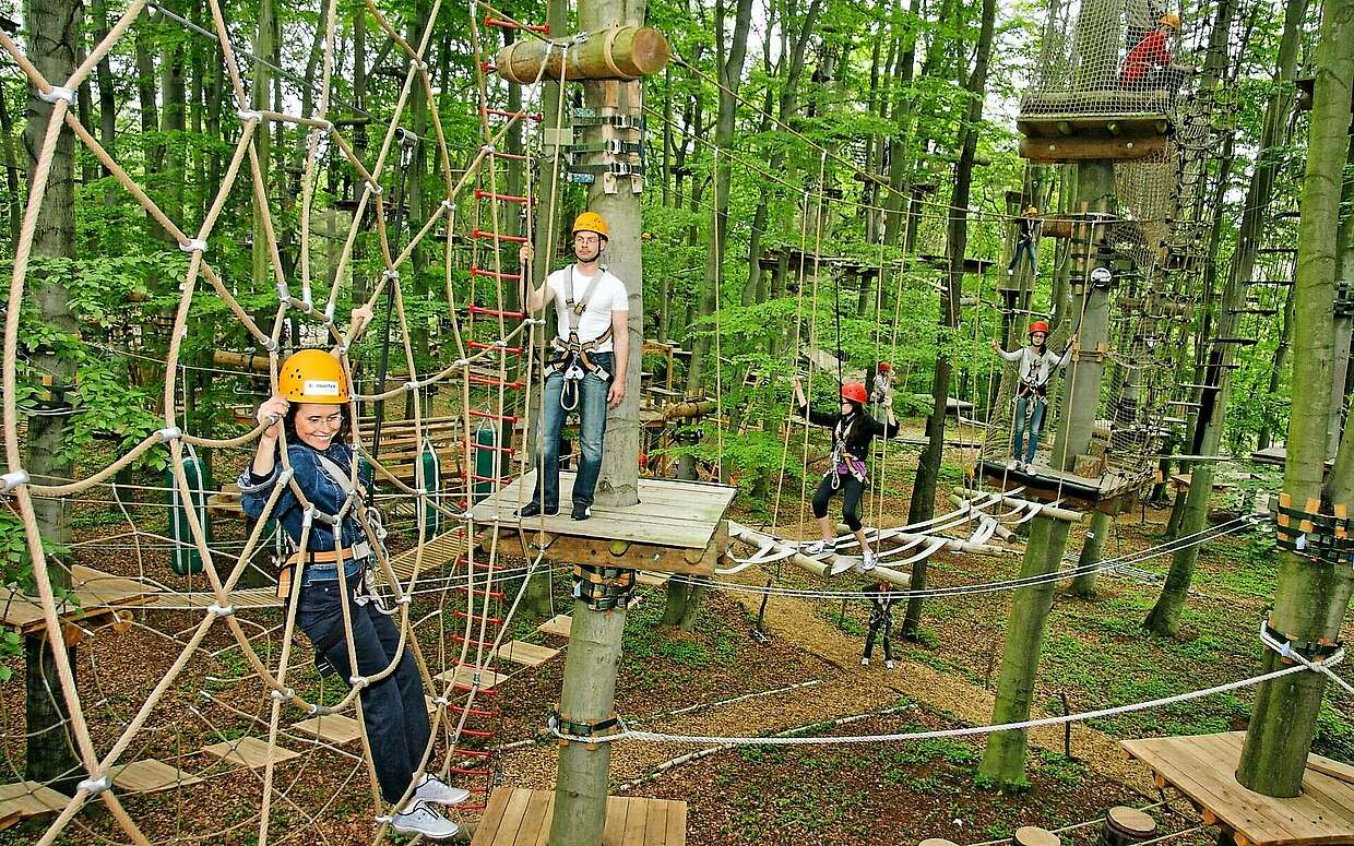 Im Kletternetz im Abenteuerpark Potsdam