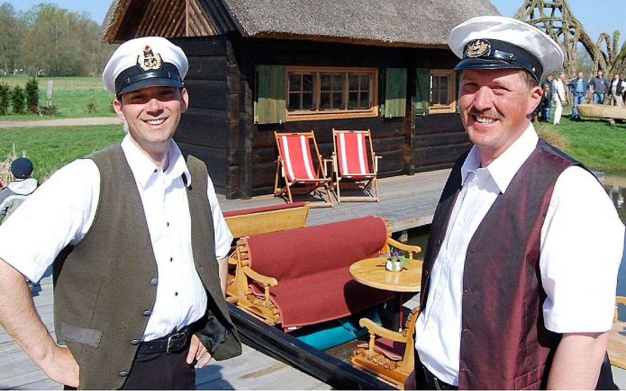 Der Kahnhafen des Spreewaldresorts Seinerzeit befindet sich direkt auf dem Grundstück. Bei schönem Wetter wird auf speziellen Wunsch das Frühstück für Hotelgäste sogar auf dem Kahn serviert.