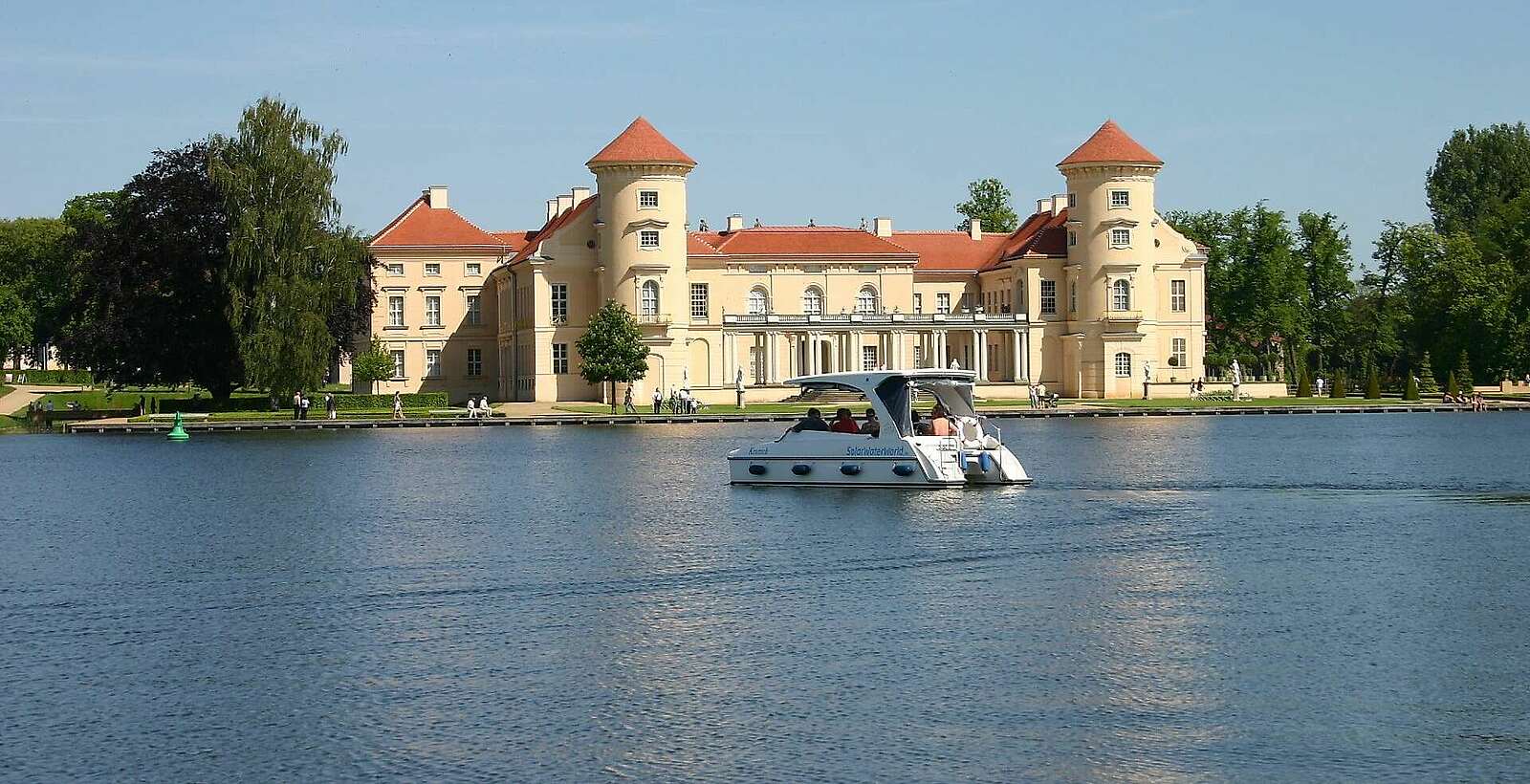 Motorboot vor Schloss Rheinsberg,
            
        
                Foto: Tourismusverband Ruppiner Seenland e.V./Judith Kerrmann