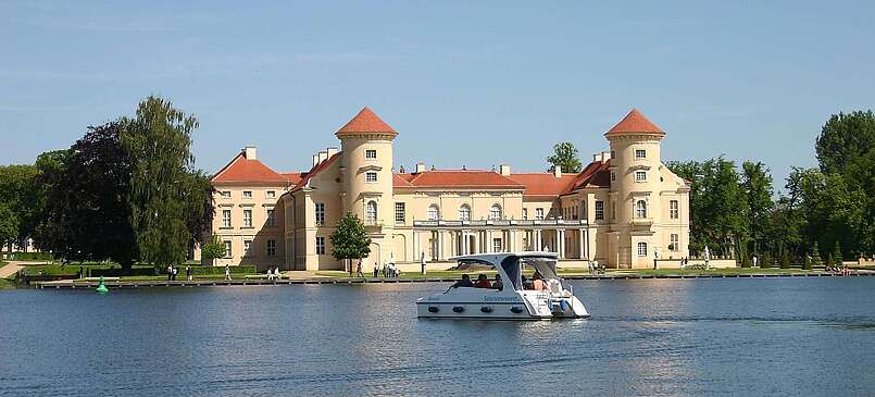 Motorboot vor Schloss Rheinsberg