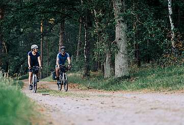 Paar unterwegs mit Gravelbikes