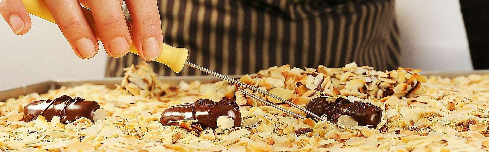 Pralinenherstellung in der Confiserie Felicitas,
            
        
                Foto: Confiserie Felicitas/Kein Urheber bekannt