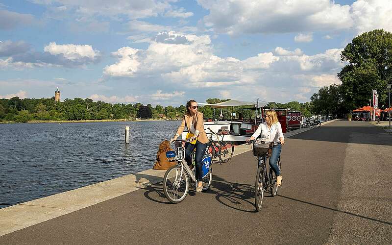 



        
            Radfahrerinnen auf dem Havel-Radweg in Potsdam,
        
    

        Foto: PMSG Potsdam Marketing und Service GmbH/André Stiebitz
    