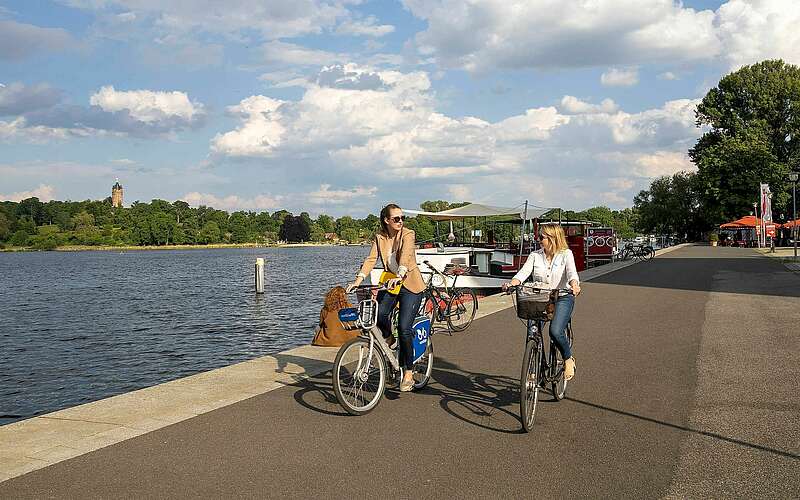 



    
        
                Radfahrerinnen auf dem Havel-Radweg in Potsdam,
            
        
                Foto: PMSG Potsdam Marketing und Service GmbH/André Stiebitz
            
    
