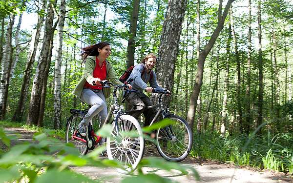 Zwei Radfahrer im Spreewald