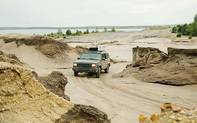 Offroad-Geländewagen auf Gelände des Besucherbergwerks F60