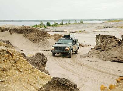 Offroad-Geländewagen auf Gelände des Besucherbergwerks F60