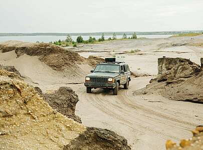 Offroad-Geländewagen auf Gelände des Besucherbergwerks F60