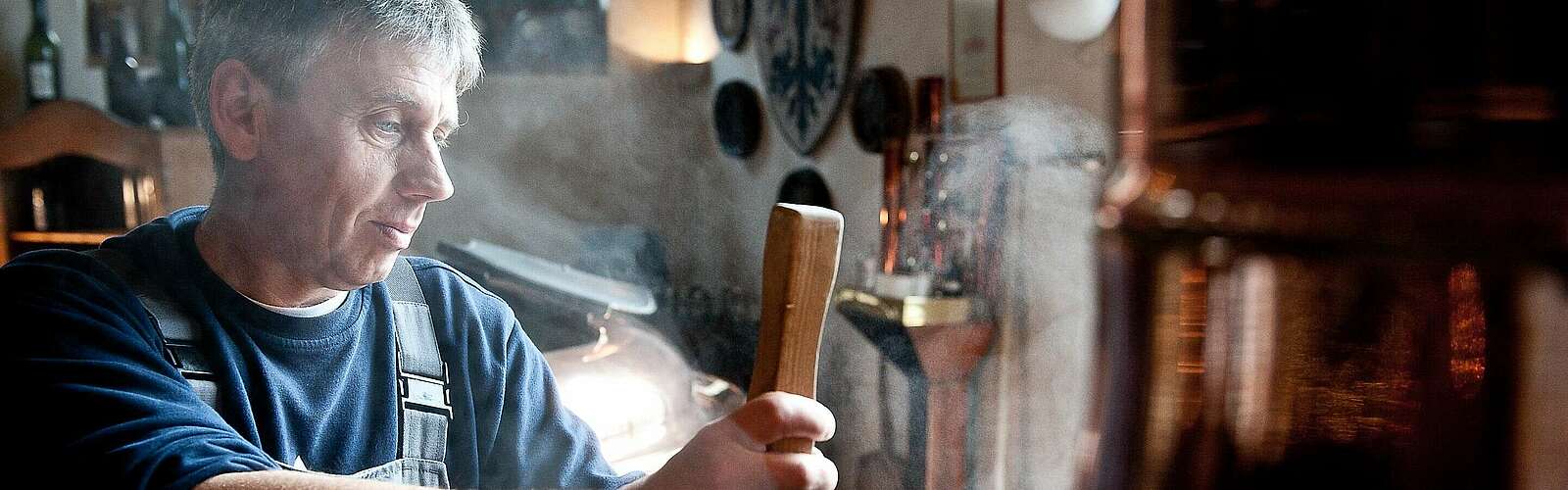Braumeister am Werk,
            
        
                Foto: Seinerzeit/Kein Urheber bekannt