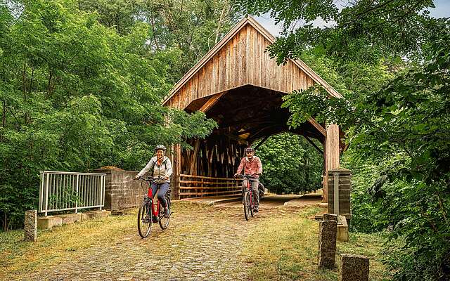 Radfahrer an der Hausbrücke Ahrensberg