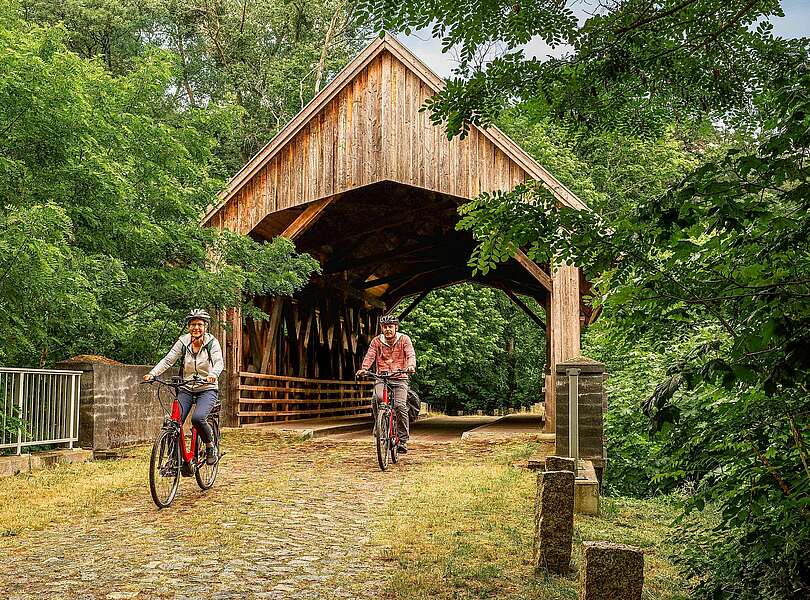 Radfahrer an der Hausbrücke Ahrensberg