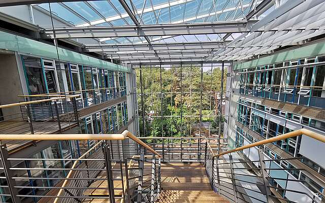 Blick auf das Atrium der Filmuniversität Babelsberg KONRAD WOLF