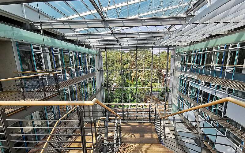 



    
        
                Blick auf das Atrium der Filmuniversität Babelsberg KONRAD WOLF,
            
        
                Foto: Filmuniversität Babelsberg KONRAD WOLF/Kein Urheber bekannt
            
    
