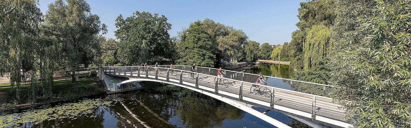 Radfahrerinnen auf dem Havel-Radweg in Potsdam,
            
        
                Foto: PMSG Potsdam Marketing und Service GmbH/André Stiebitz