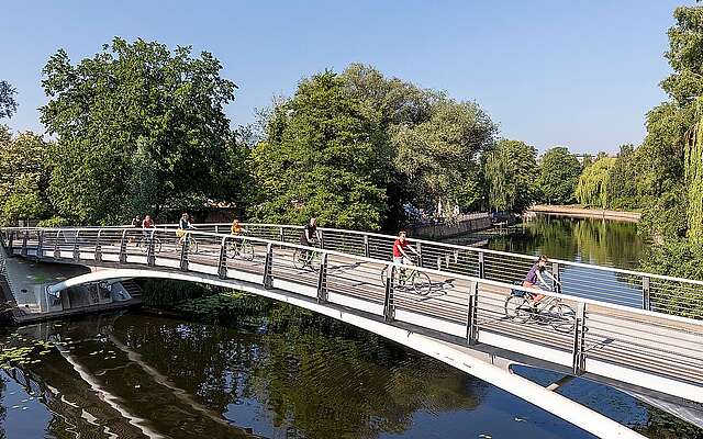 Radfahrerinnen auf dem Havel-Radweg in Potsdam