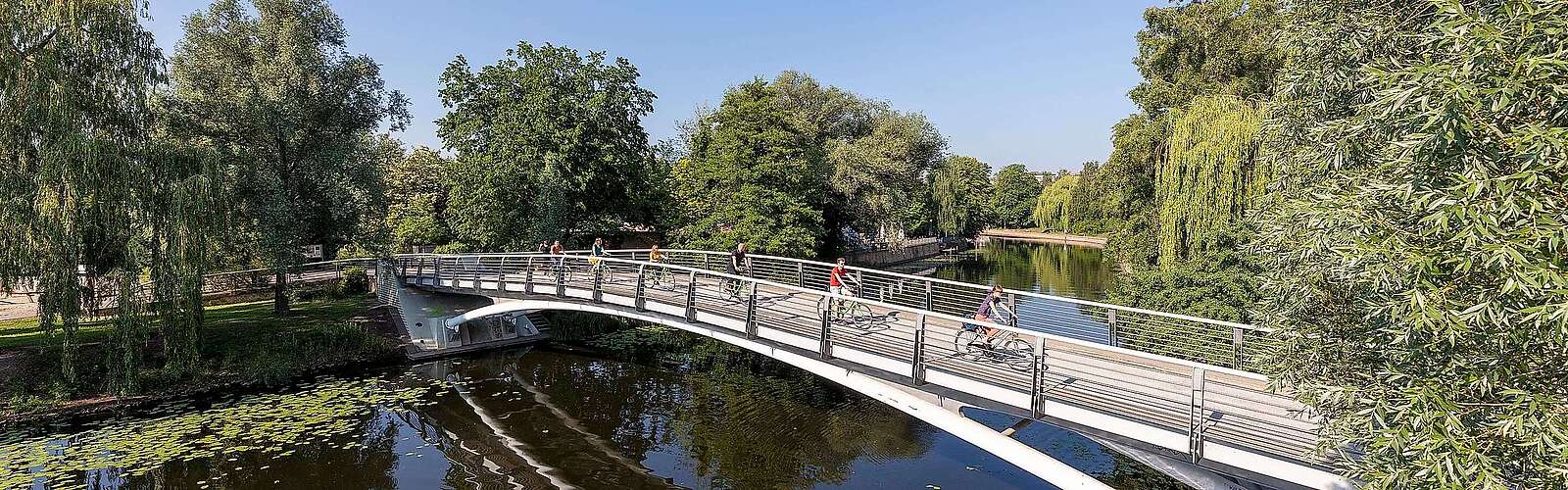 Radfahrerinnen auf dem Havel-Radweg in Potsdam
