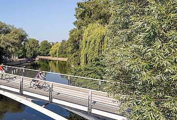 Radfahrerinnen auf dem Havel-Radweg in Potsdam