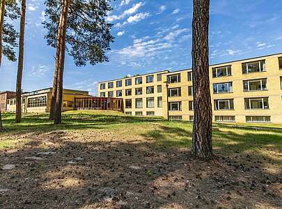 Grünanlagen vor der Bundesschule Bernau