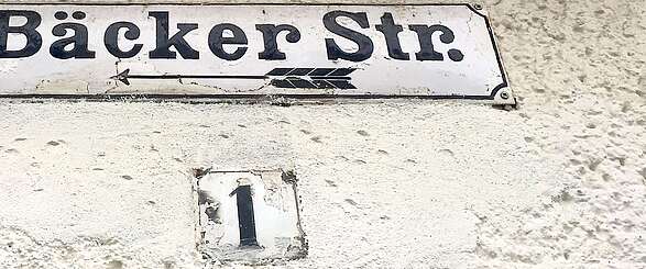 Hausschild der Bäckerstraße 1