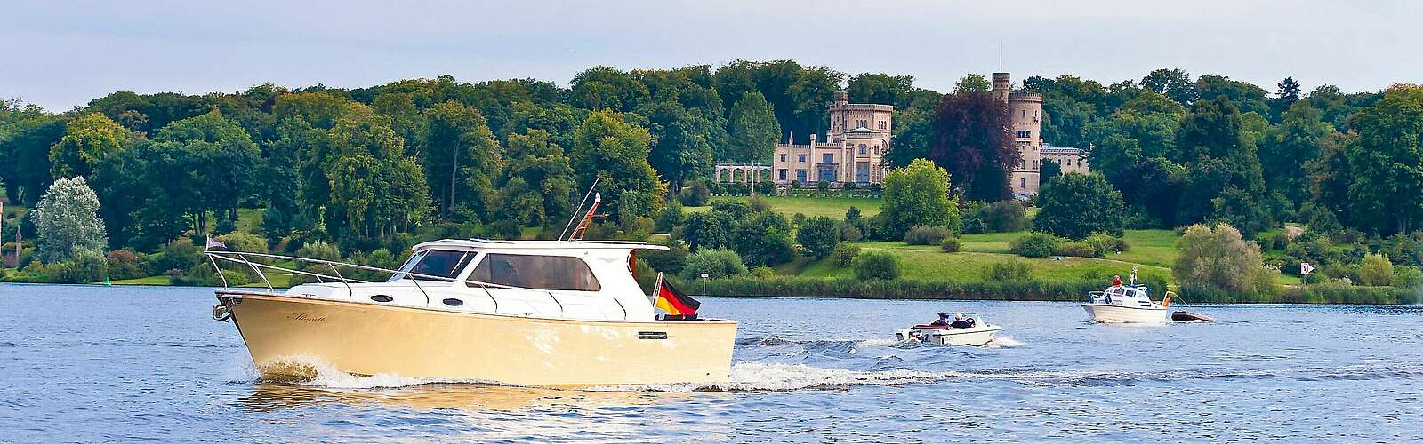 Bootfahrer auf der Havel vor Schloss Babelsberg,
        
    

        Foto: TMB Tourismus-Marketing Brandenburg GmbH und SPSG/Yorck Maecke