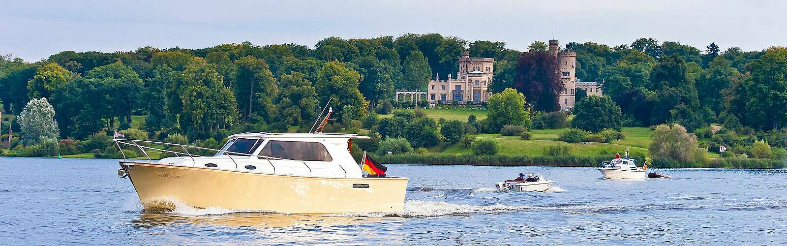 Bootfahrer auf der Havel vor Schloss Babelsberg,
            
        
                Foto: TMB Tourismus-Marketing Brandenburg GmbH und SPSG/Yorck Maecke