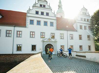 Familie auf Radtour bei Schloss Doberlug