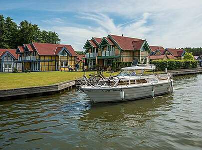 Motorboot im Maritim Hafendorf Rheinsberg