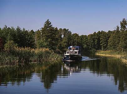Hausboot in der Wasserlandschaft