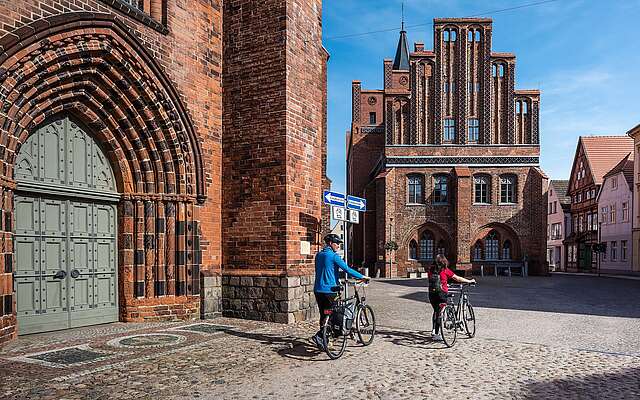Radler vor dem Rathaus Perleberg